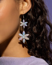Load image into Gallery viewer, Pearl Posy - White earrings