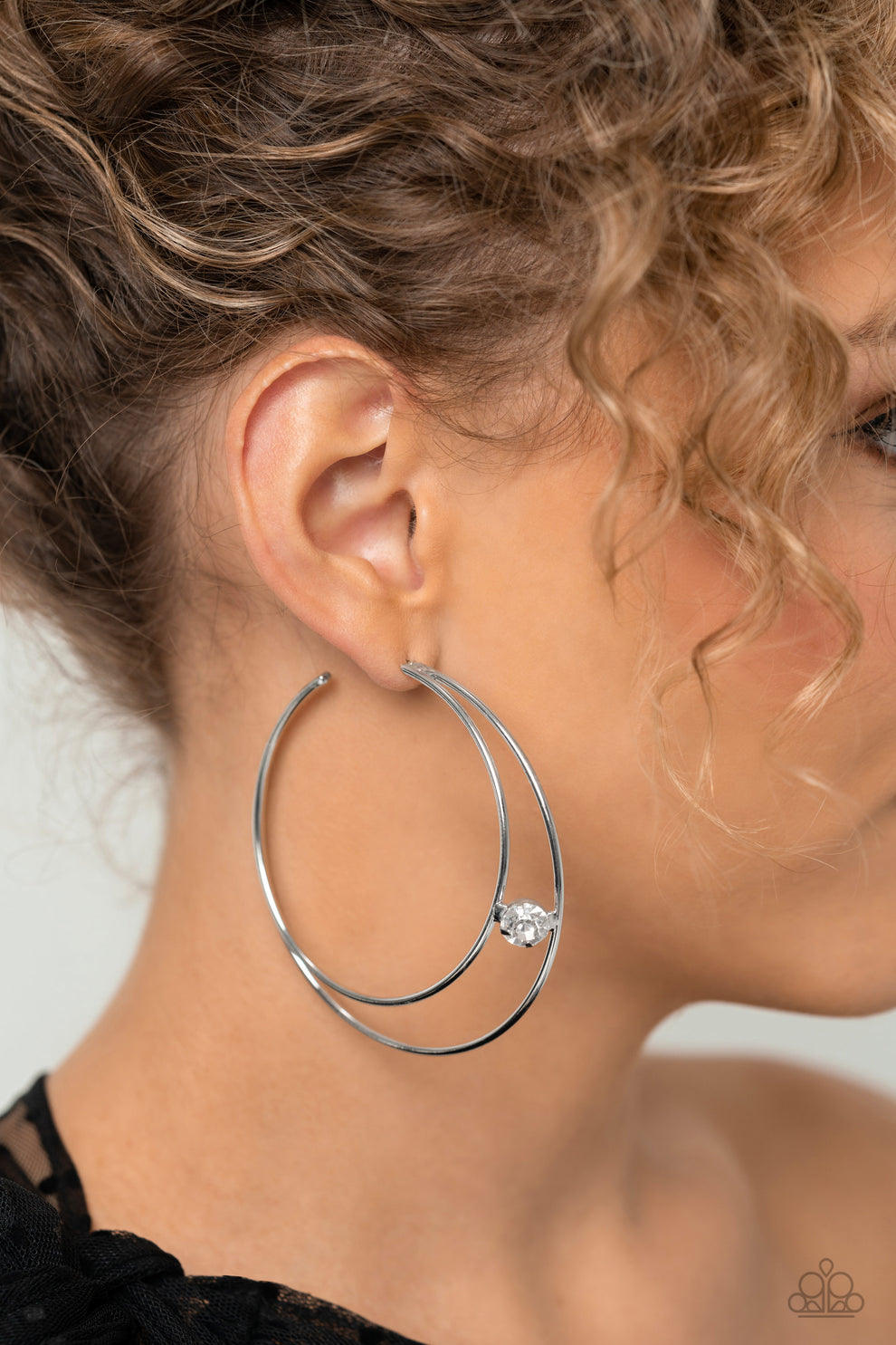 Theater HOOP - White
Earrings life of the party exclusive for May 2023