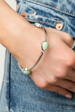 Load image into Gallery viewer, Dewdrop Dancing - Green bracelet
