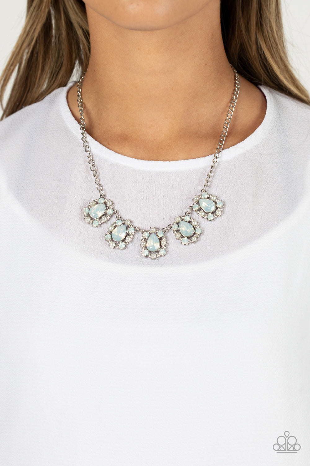 Pearly Pond - White necklace