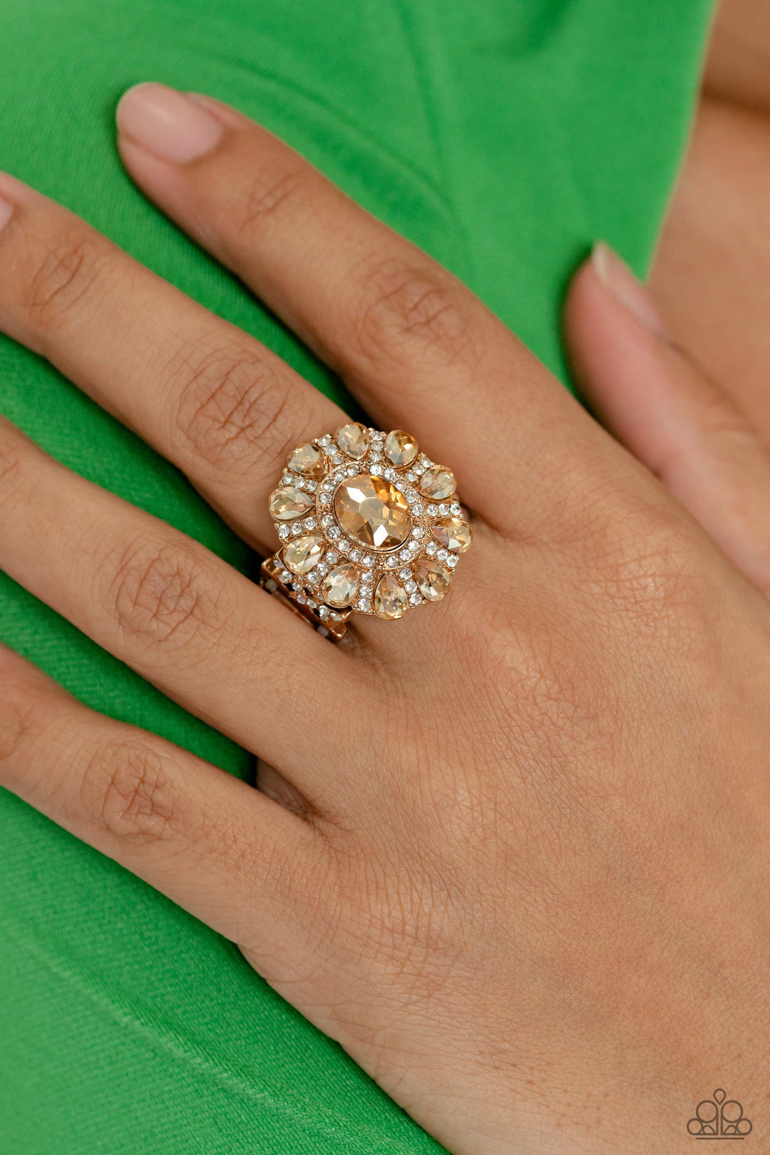 GLIMMER and Spice - Gold Ring

Exclusive life of the party